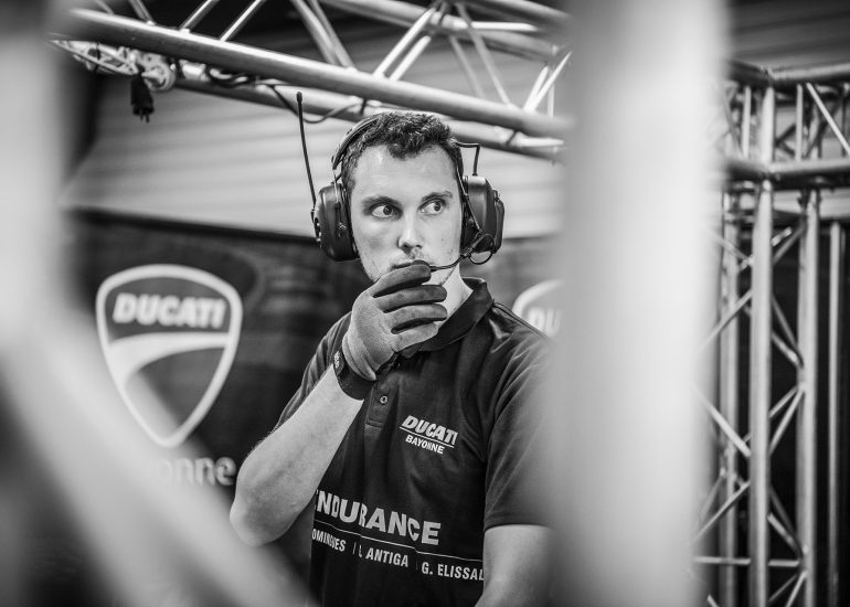 Mécanicien équipe Ducati Bayonne préparation moto paddock 24H Moto Barcelone 2026 — Audrey Versini photographe reportage Perpignan